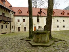 Studnia na drugim dziedzi�cu