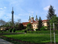 Wie�a widokowa i ko�ci� �w. Wawrzy�ca na wzg�rzu Petrin